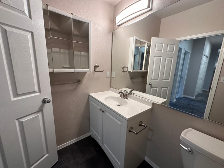 Building Photo - 22855 E Country Vista Dr