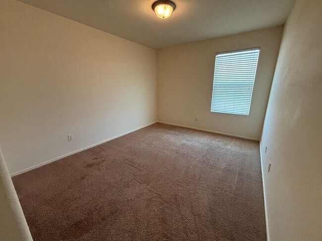 Building Photo - GUARD GATED 3 BED 2.5 BATH 2 CAR GARAGE TOWNHOUSE w/ 3 FLOORS