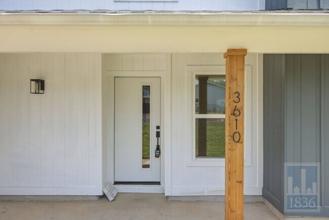 Building Photo - 3610 Alexandria Dr