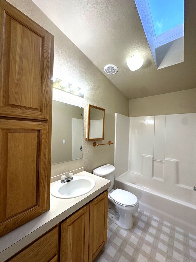 Building Photo - Light & bright single level home in NE Bend!