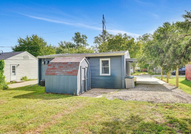 Building Photo - 2221 N 32nd St