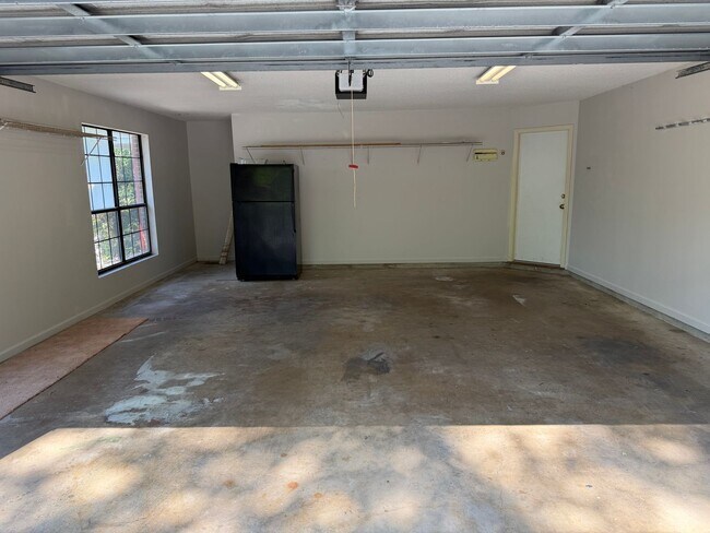 Building Photo - Beautiful Large home off of Mahan