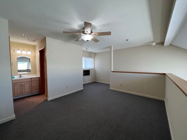 Building Photo - 2 Bed, 2 Bath Upper Level Condo