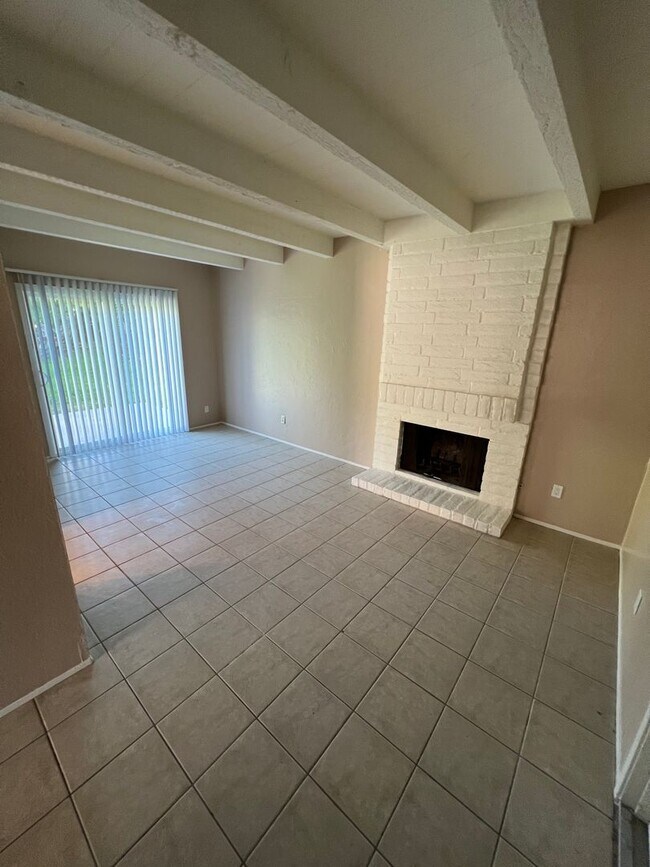 Building Photo - Lovely 2 Story 4 Bedroom 2 1/2 Bath in San Carlos!!