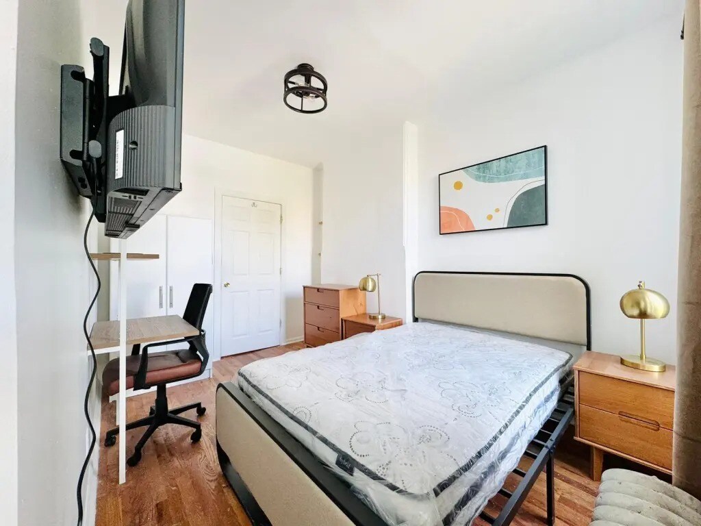 Building Photo - Furnished room/NOT APARTMENT