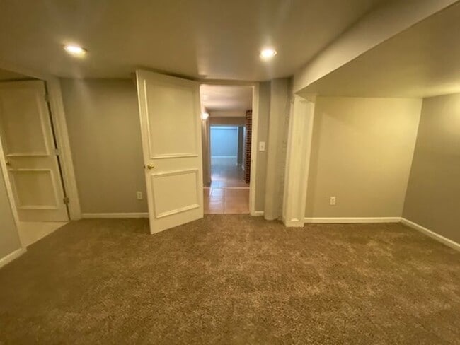 Building Photo - Charming 2-Bedroom Apartment in the Heart ...