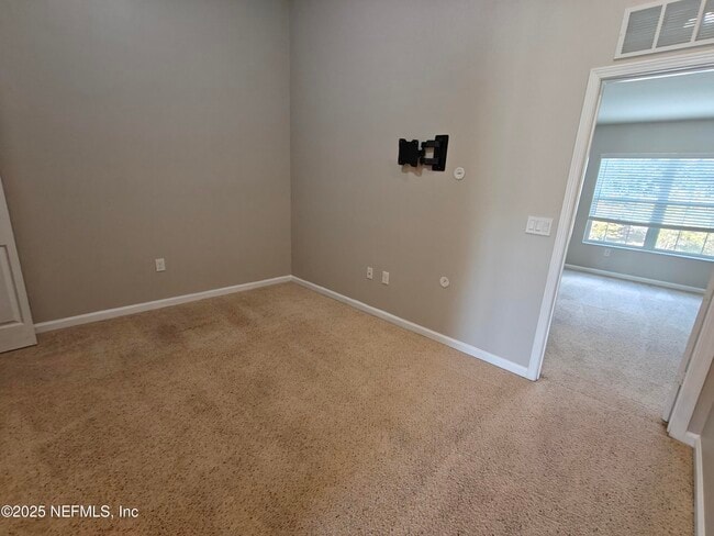 Building Photo - 6918 Roundleaf Dr