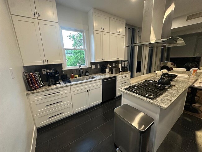 Building Photo - 3210 Hampton Rd