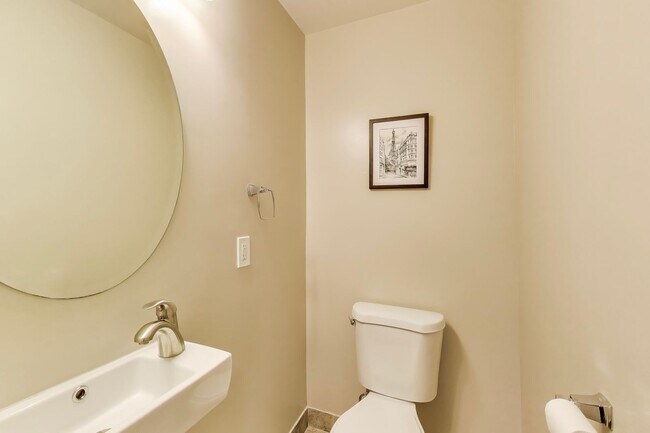 Building Photo - Peaceful 2BD/2BA - Two Level Condo in the Heart of Dupont Circle!