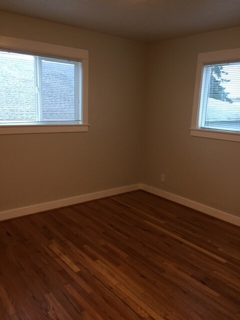 Building Photo - Modern Remodel 2br 1000sqft Private/End un...