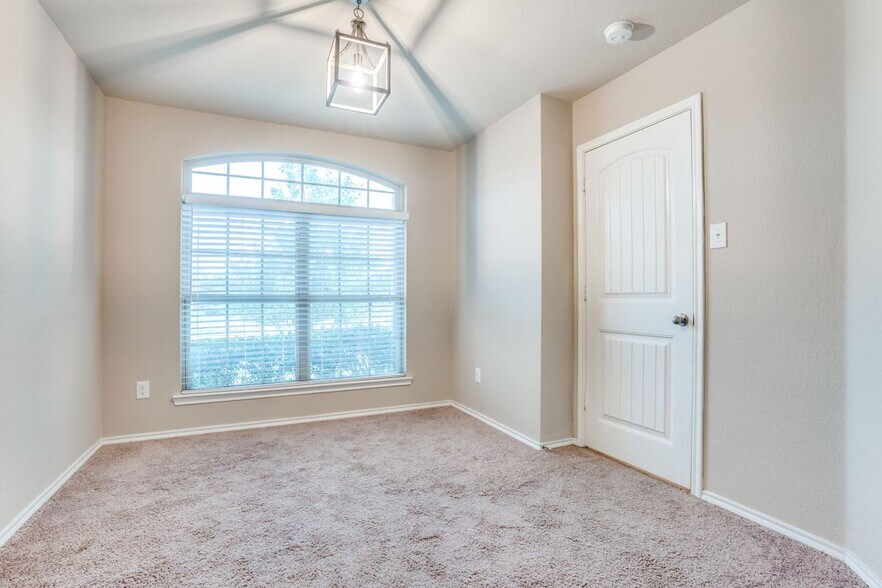 Building Photo - 1127 Roman Dr