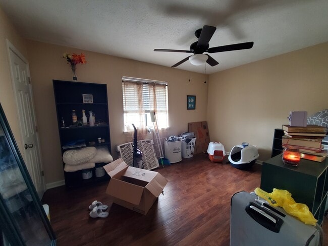Building Photo - 430 Venetian Way