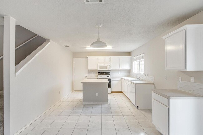 Building Photo - Ready for New Tenants- Large 3 bed, 2.5 bath in West Fort Worth- 76108