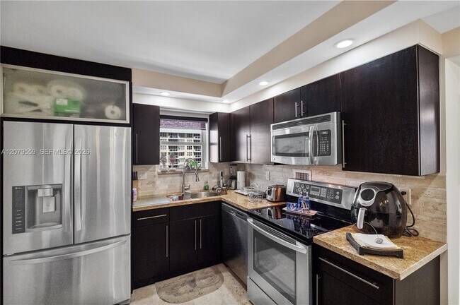 Building Photo - 5555 Collins Ave