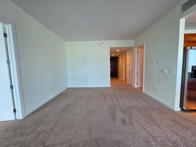 Building Photo - Fantastice High Rise with Full City Views!