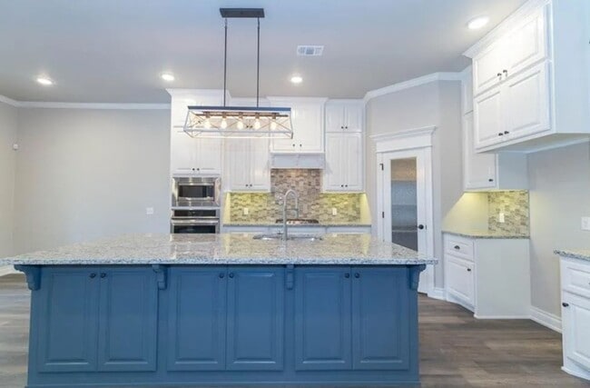 Building Photo - 4BD/3BTH home Minutes from I-35