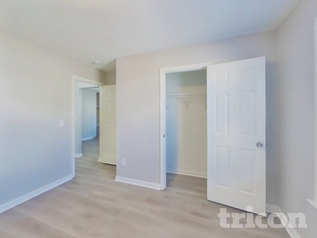 Building Photo - 362 Park Ct N