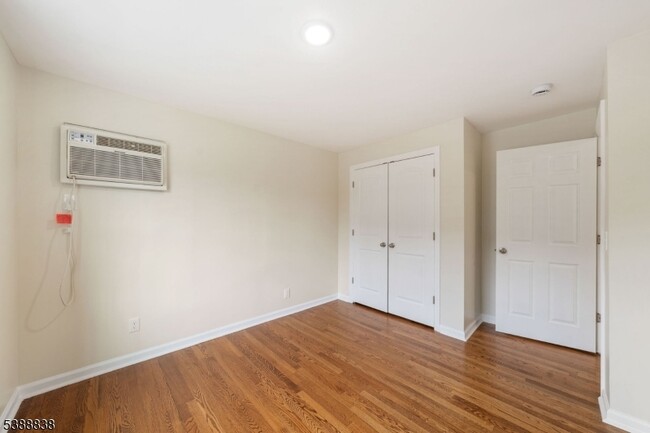 Building Photo - 2429 Vauxhall Rd