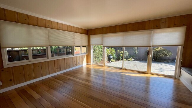 Building Photo - 2962 Gibbons Dr