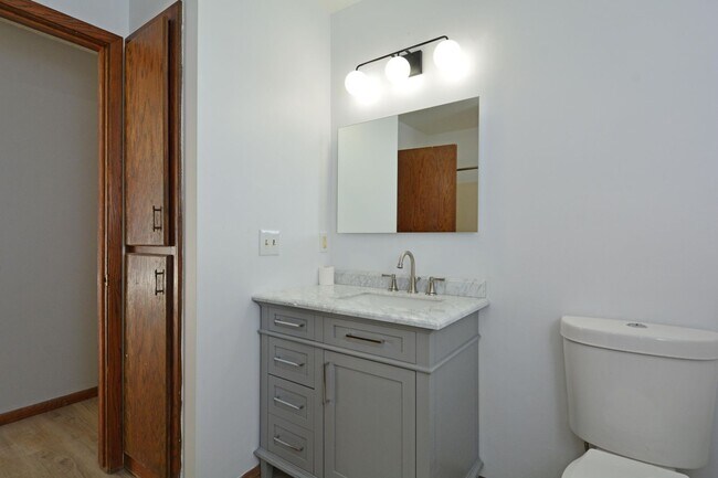 Building Photo - Beautifully Updated 3-Bed 2-Bath Home in Eden Prairie!