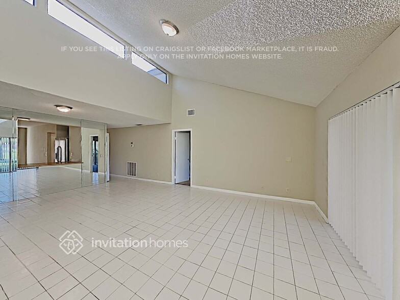 Building Photo - 381 Wildwood Ln E