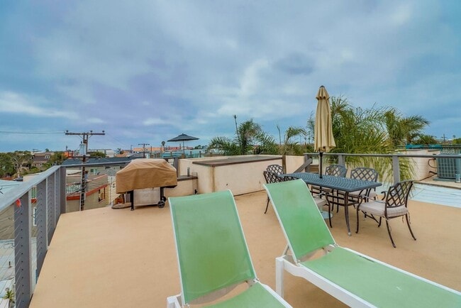 Building Photo - Private Rooftop Deck South Mission Beach