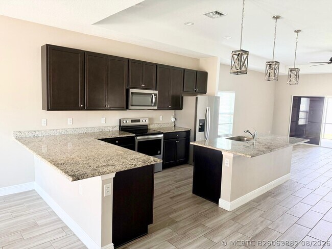 Building Photo - 340 Palm Breezes Dr