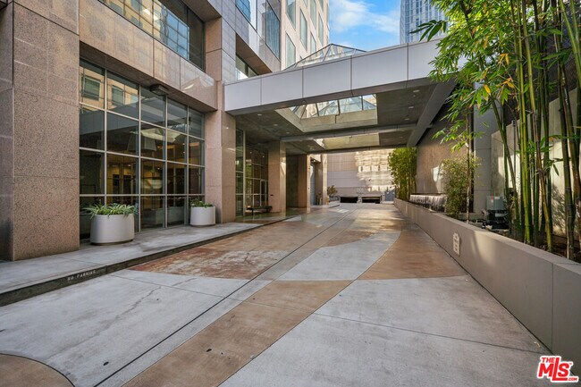 Building Photo - 801 S Grand Ave