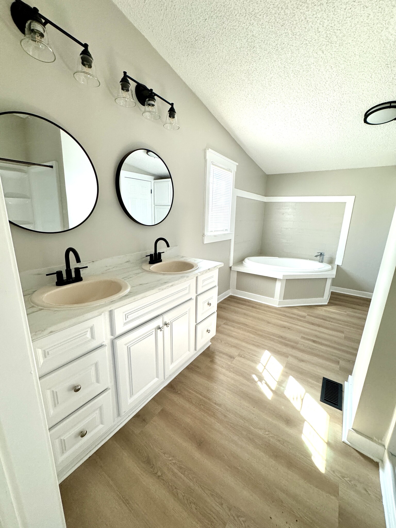 Primary Bathroom - 525 Horsefly Rd