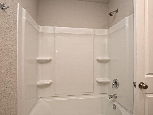 Building Photo - BEAUTIFUL 4BR/2BA - 1627 SF - WATERWHEEL!