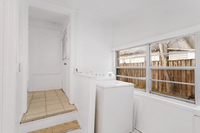 Building Photo - Cute 3bdrm/1bath House ** Section 8 OK ** $1995.00** Move in by December 31st and get 1 month Fre...