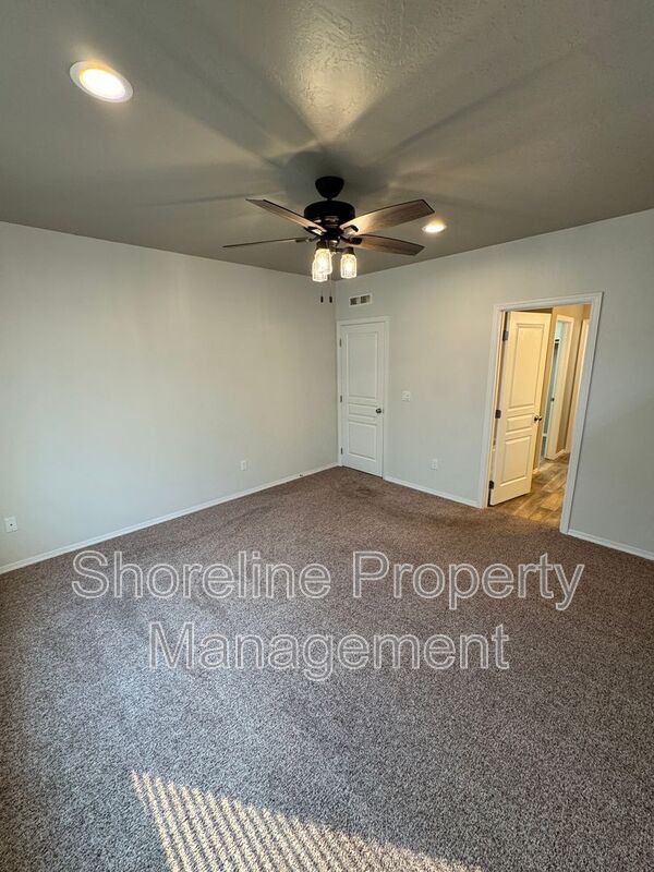 Building Photo - 511 Diamond Lake St