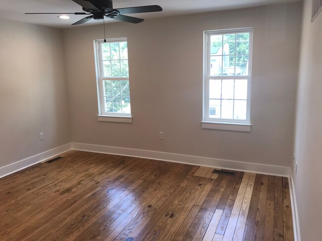 Building Photo - Beautifully renovated townhome in West Che...