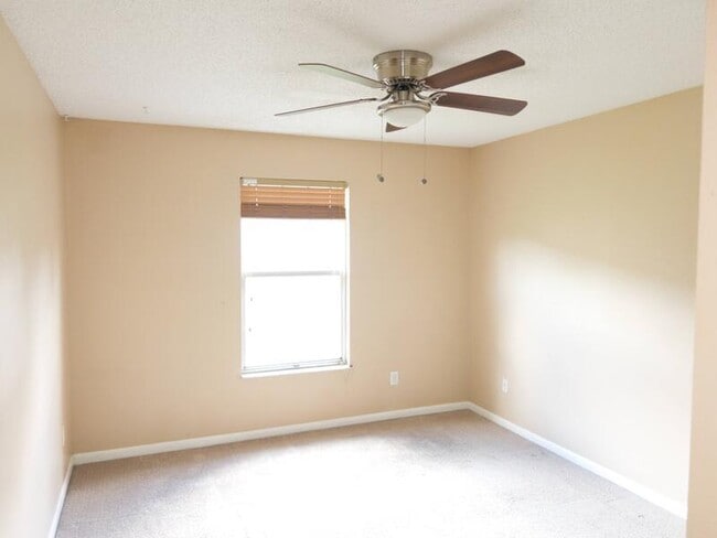 Building Photo - 22 Sandalwood Ct
