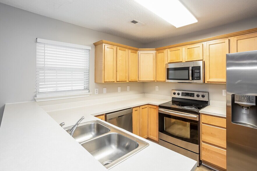 Building Photo - 2112 Highland Park Dr