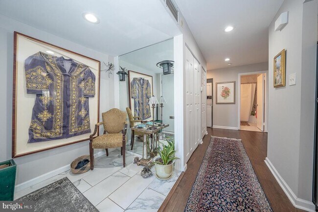 Building Photo - 1710 Oakwood Terrace