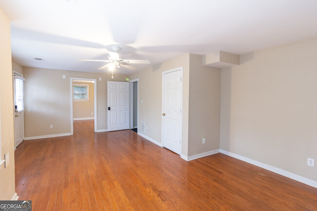 Building Photo - 155 Glenwood Ln