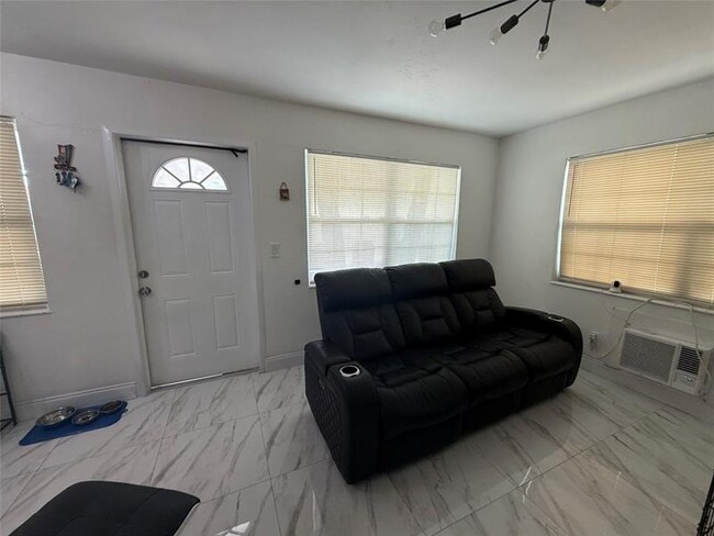 Building Photo - 421 NE 11th St