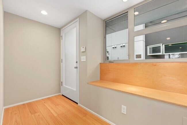 Building Photo - Gorgeous VIEW Townhome w/ 2 Master Suites in Coveted Eastlake