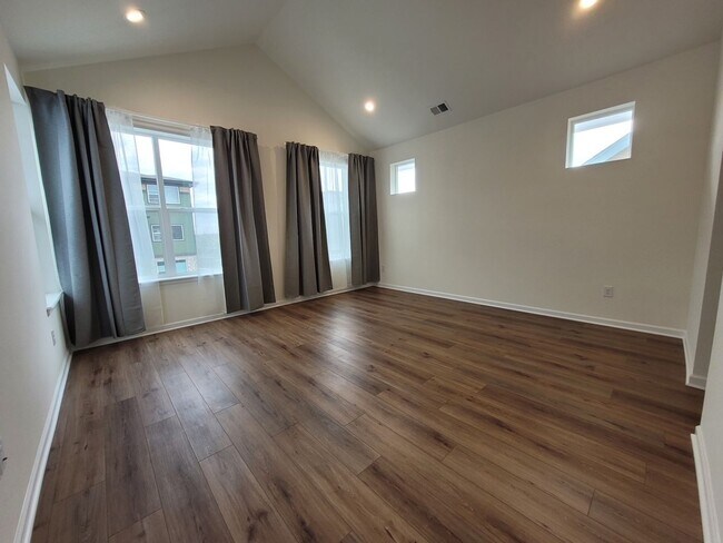 Building Photo - 820 Promenade Dr