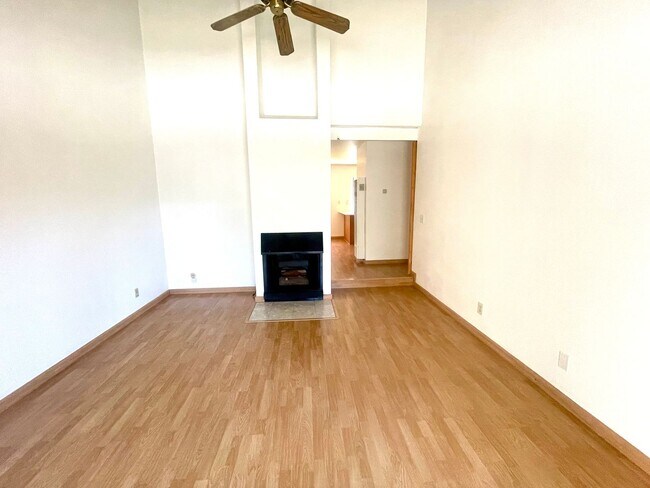 Building Photo - 1 Bedroom Condo Near Downtown WC