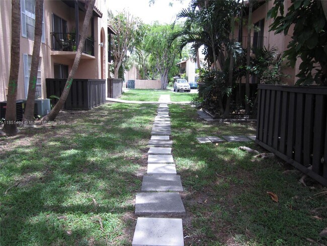 Building Photo - 10810 N Kendall Dr