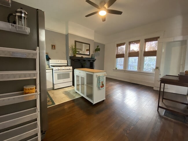 Building Photo - 841 Vedado Way NE