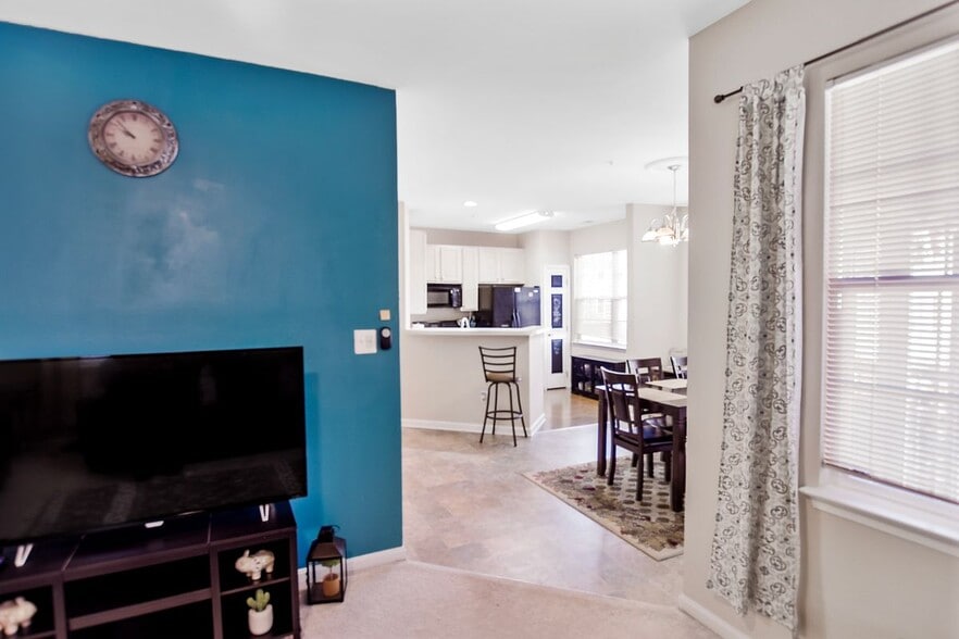 Building Photo - 5003 Hollington Dr