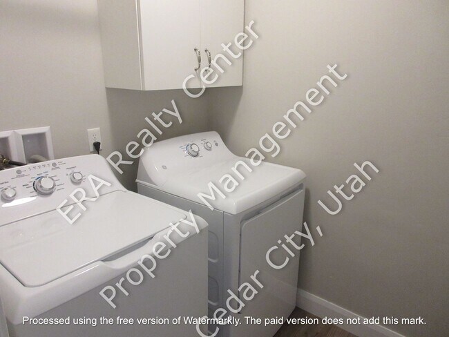 Building Photo - ** Move-in Discount ** 3 bed 2.5 bath - Newer townhome in the heart of Cedar City