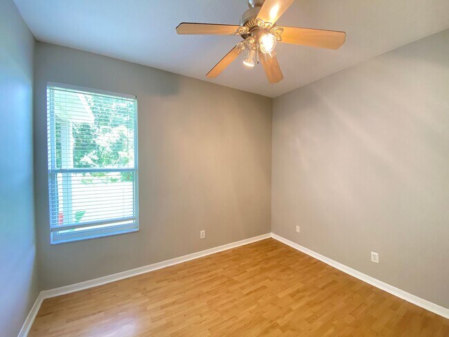 Building Photo - Spacious 4/3 Single Family Home!!
