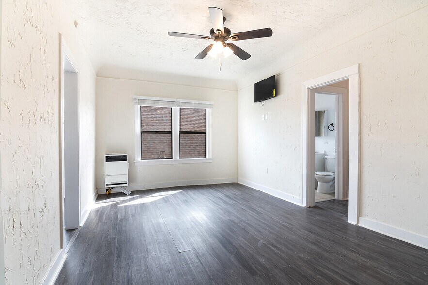 Building Photo - 440 E 27th St