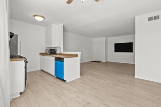 Building Photo - 21000 Parthenia St