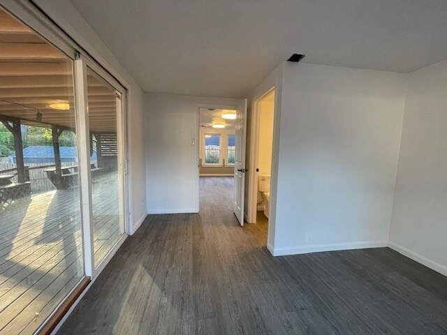 Building Photo - 2527 Riverside Dr