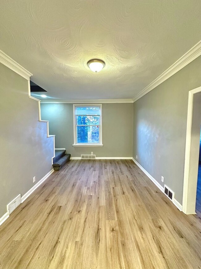 Building Photo - Updated 2 Bed, 1 Bath Home w/ Bonus Room in Castle Shannon - Central Heat & AC, Laundry - Availab...